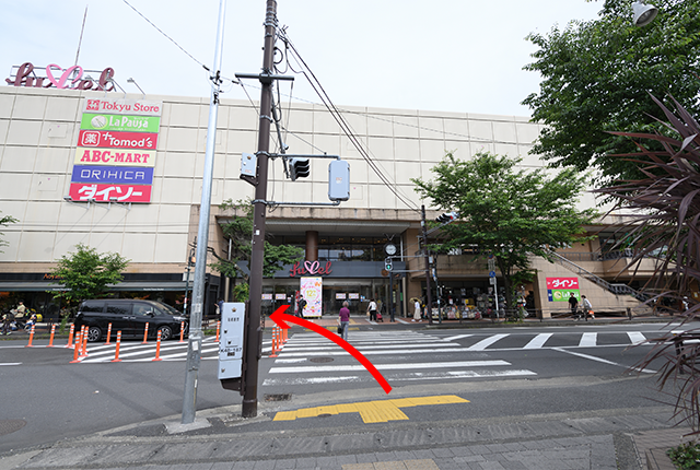 フレルさぎ沼跡地に沿って、左に曲がります。