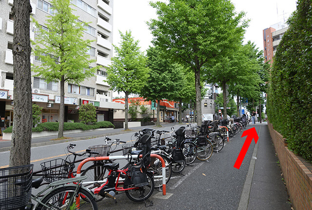 フレルさぎ沼跡地に沿って、鷺沼交番前交差点方面に進みます。